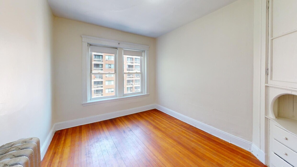 Building Photo - Beautiful spacious unit with great location in Brighton/Brookline border available 9/1/26