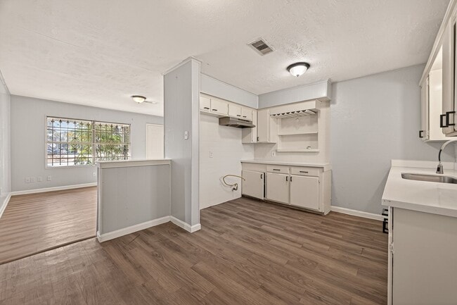 Foto del edificio - 5315 Bellfort Ave