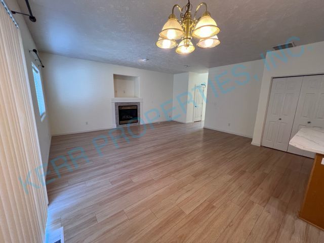 Foto del edificio - Charming 3-Bed Home with 2.5 Baths & 1558 ...