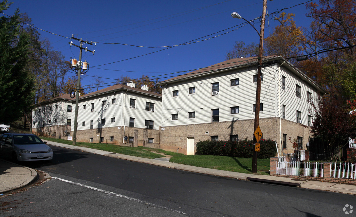 Highview Park Apartments - 1901-1909 N Culpeper St