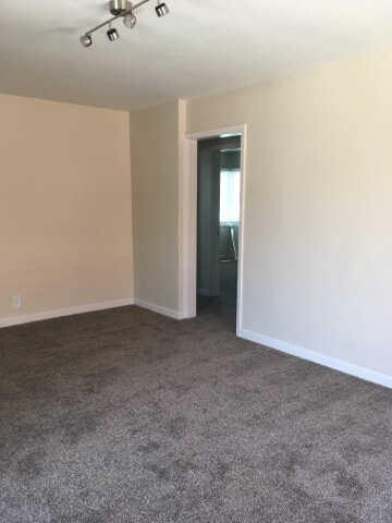 Building Photo - 1215