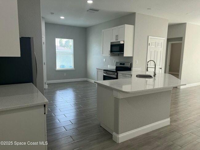 Building Photo - 571 San Filippo Dr SE