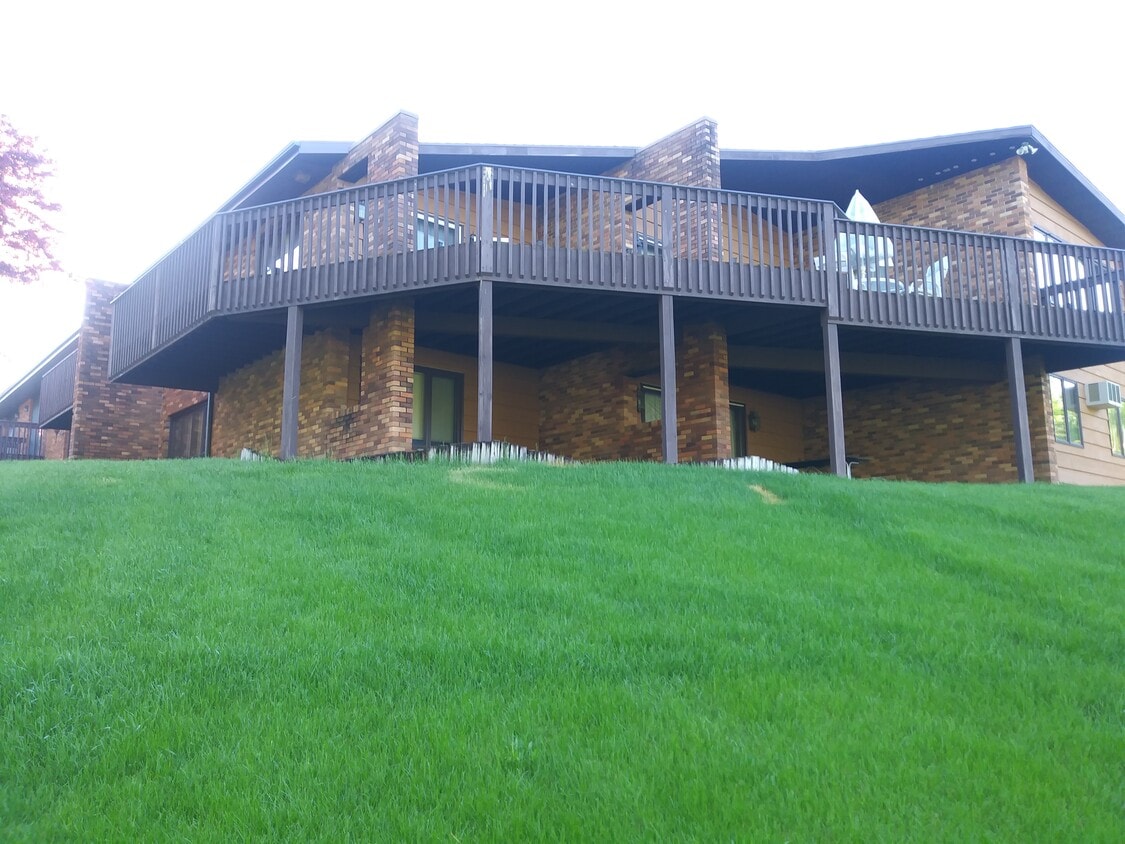 Sideview - 815 Golf View Ln