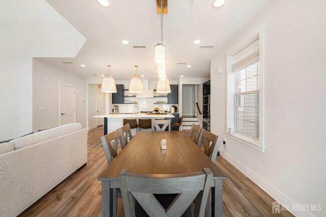 Building Photo - 707 Station Rd