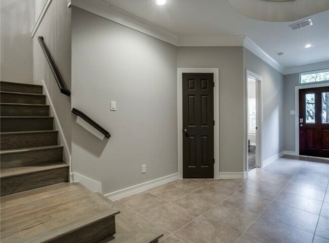 Building Photo - 2448 Worthington St