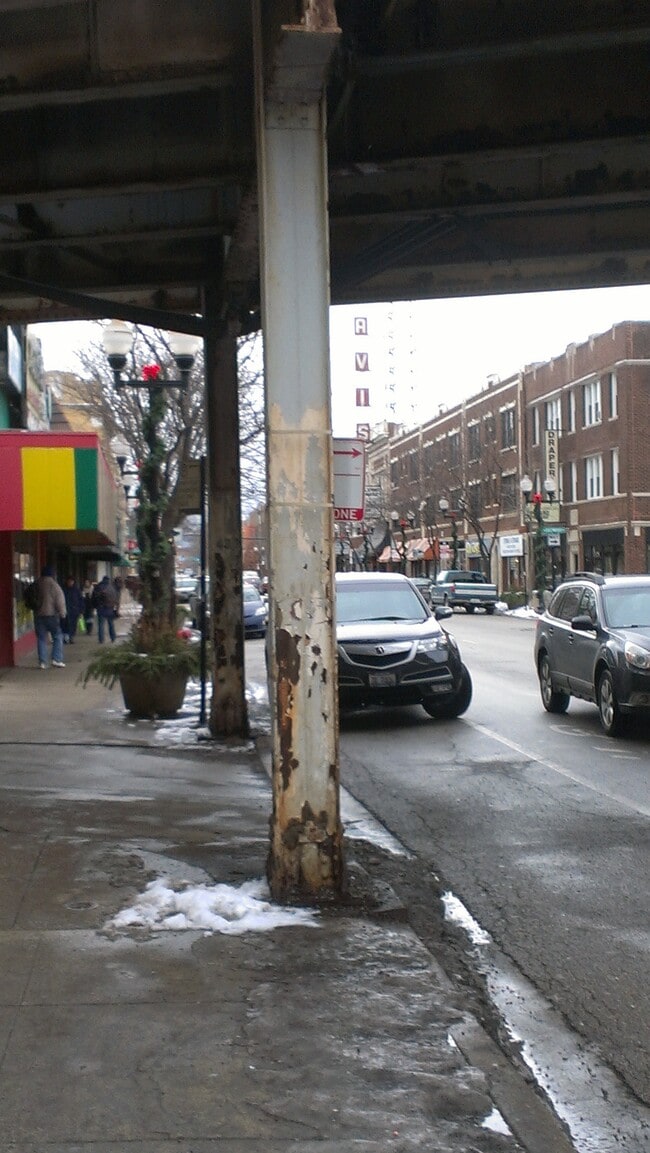 Building Photo - 4655 N Lincoln Ave