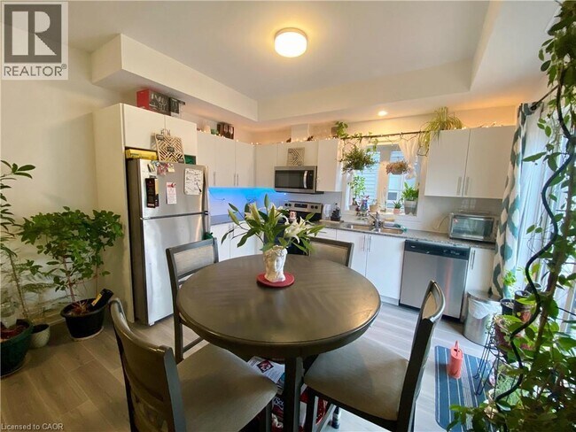 Building Photo - 205 W Oak Trl