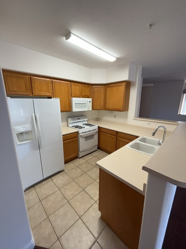 Building Photo - Resort Style Community, 2 Bed / 2 Bath / 1 Pvt. Garage, Apartment waiting for you!.