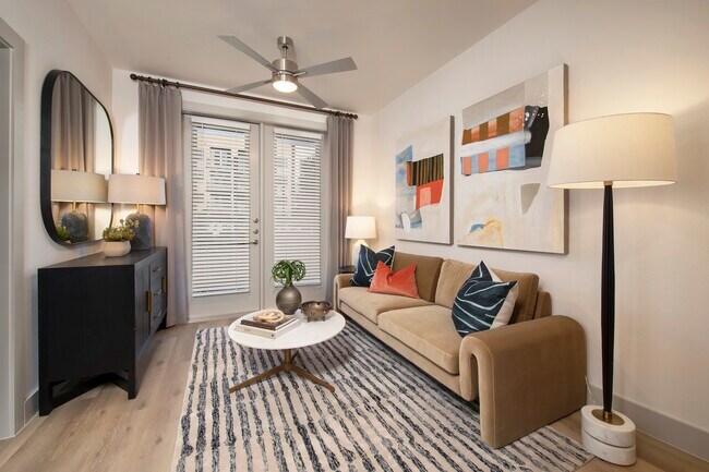 Building Photo - Luxury Living in the Heart of Downtown!