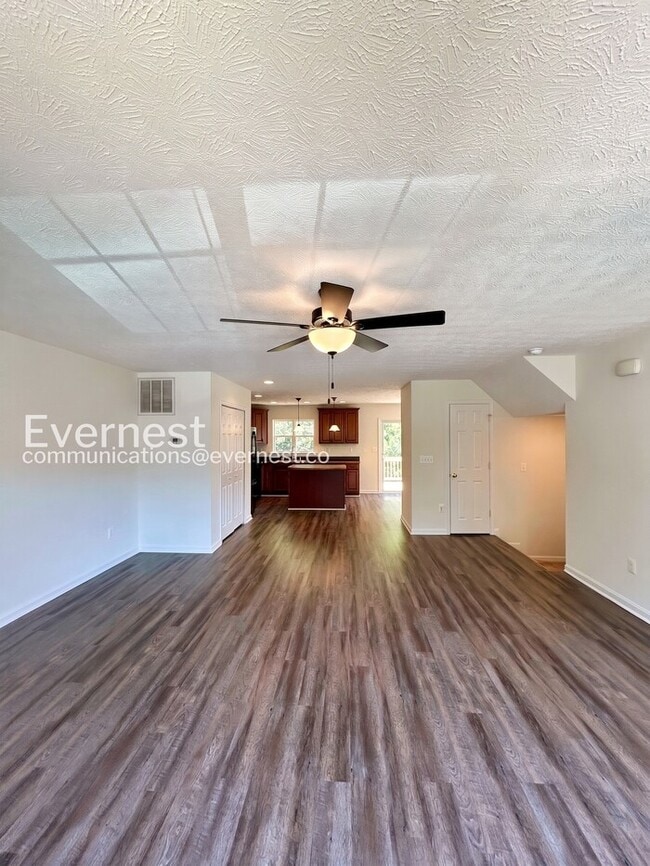 Building Photo - 3 Bed/2.5 Bath Townhome with Garage / Available Now!