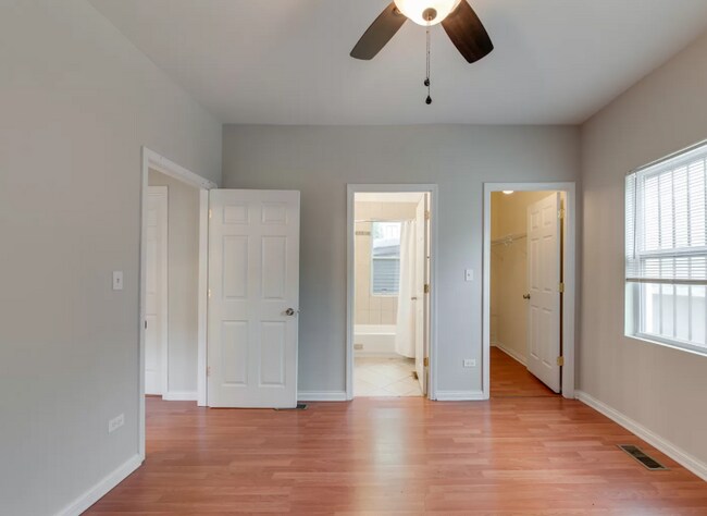 Building Photo - 1077 N Paulina St