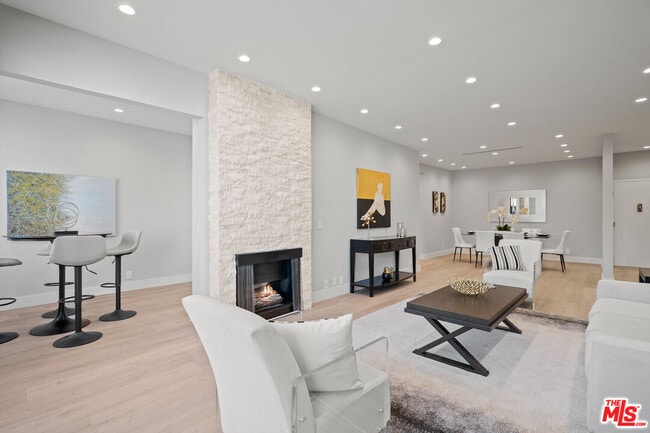 Foto del edificio - 1557 S Beverly Glen Blvd