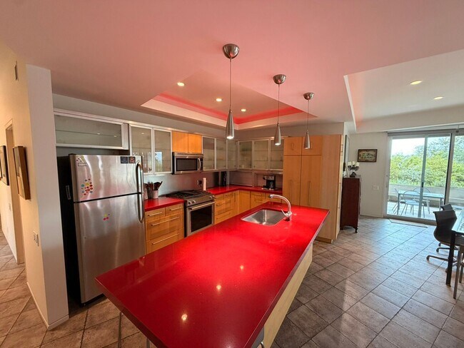 Building Photo - Beautiful Executive Retreat in the Avenues!