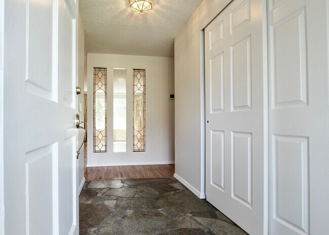 Foto del edificio - Beautiful Spacious Rambler in Kirkland! Gl...