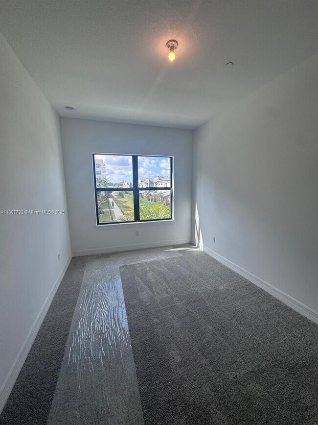 Foto del edificio - 750 NW 82nd Ave