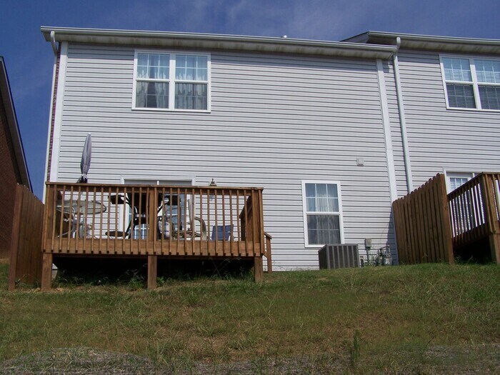 Building Photo - 3 bed, 2 bath, 2 car garage townhouse w/ bonus room in West Knoxville