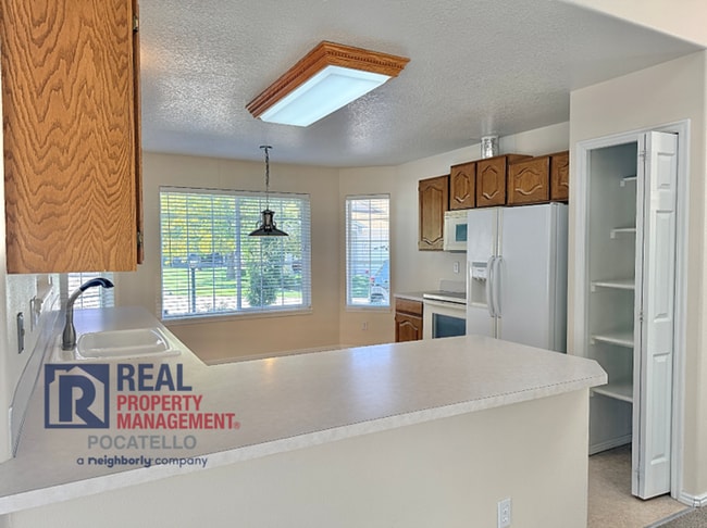 Building Photo - 4 bedroom 3 bathroom - 2 car garage -This ...