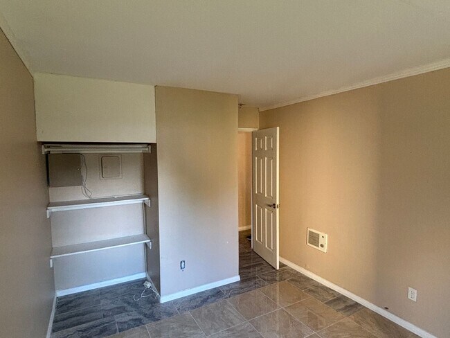Building Photo - 2 BEDROOMS 2 BATHROOMS APARTMENT