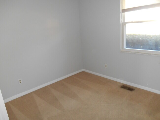 Building Photo - 5625 Lakeland Dr