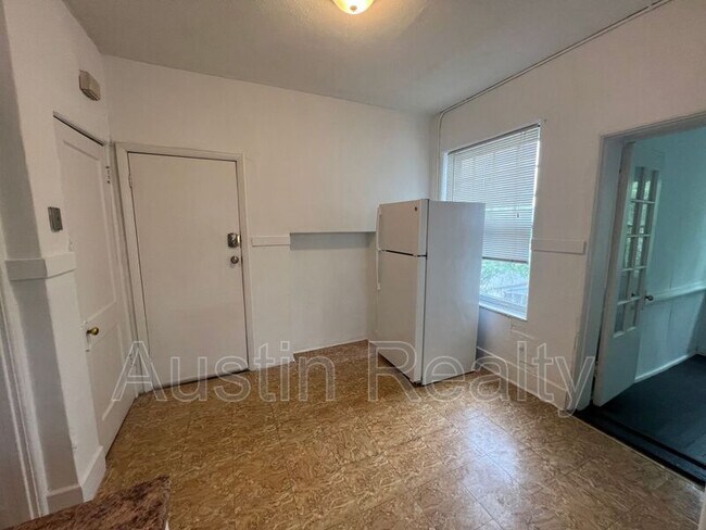 Foto del edificio - 1364 McCausland Ave