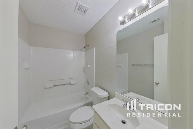 Building Photo - 403 Hollyberry Dr