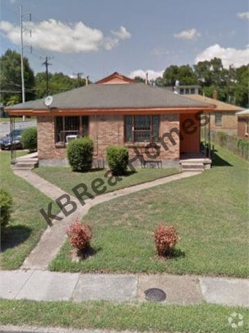 Building Photo - 6 E McKellar Ave