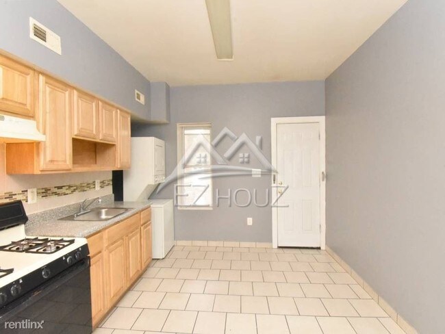 Building Photo - 3 br, 1 bath Apartment - 3033 E Monument St