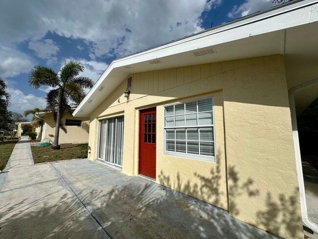 Building Photo - 4241 Tarpon Ave