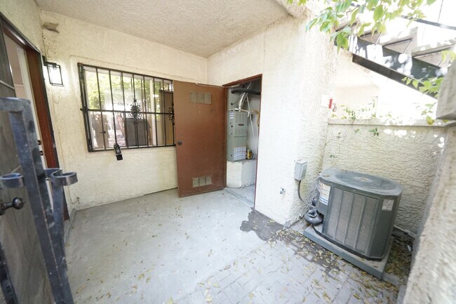 Foto del edificio - SHOWINGS AVAILABLE NOW