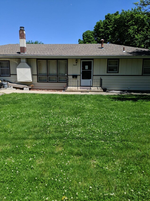 Foto del edificio - 3609 S Northern Blvd