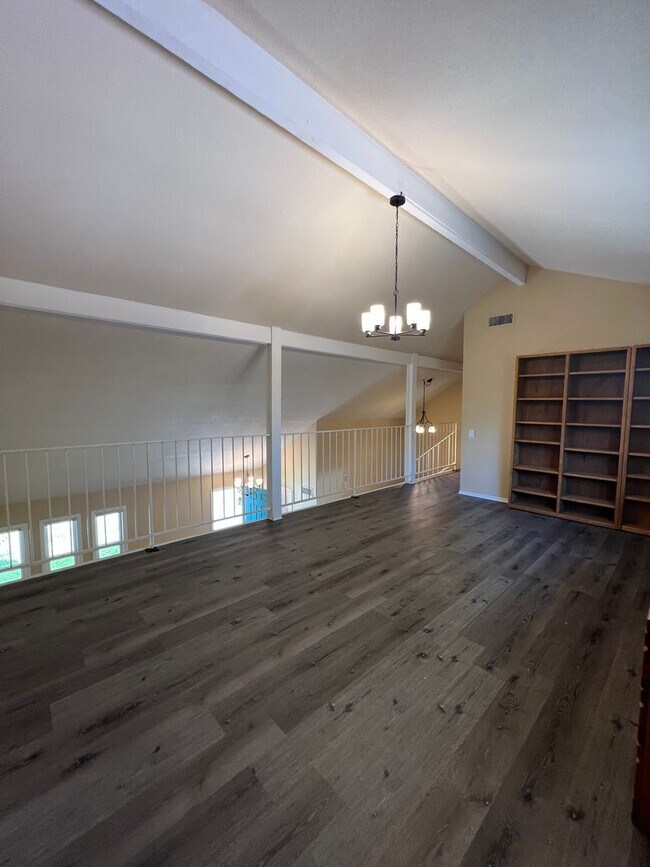 Foto del edificio - Lake Forest House with 4 bed 2 bath plus loft
