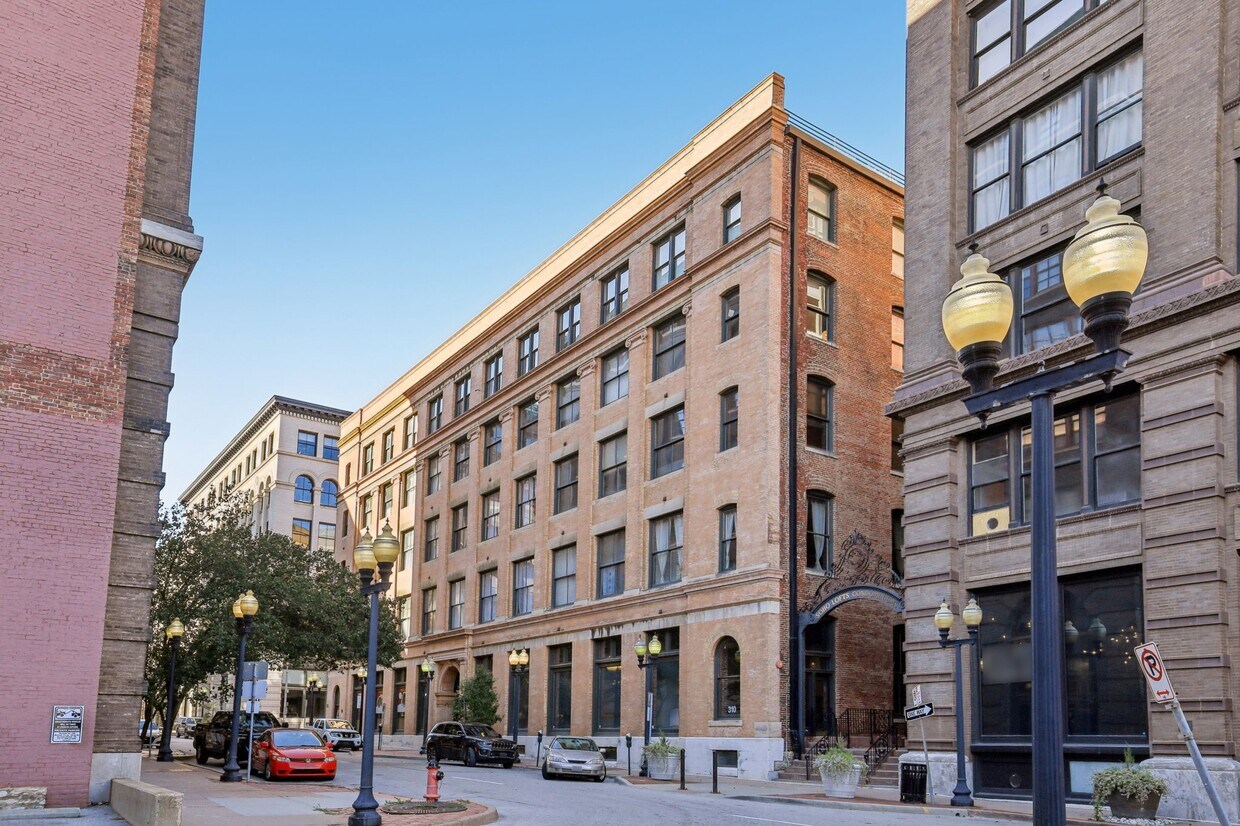 Foto principal - 308 W 8th St