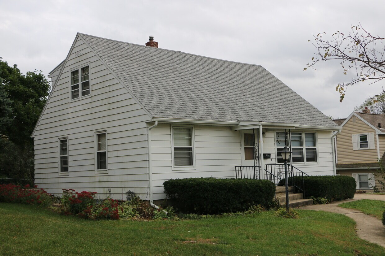 1316 College St, Cedar Falls, IA 50613 House Rental in Cedar Falls