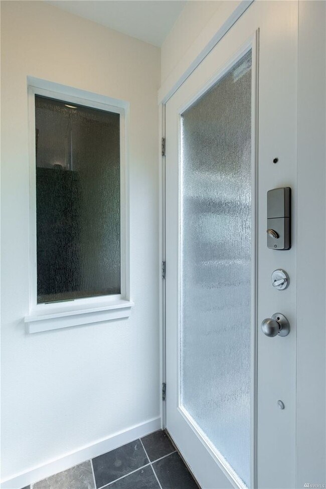 Building Photo - South Seattle 1 bedroom 1 bath condo with ...
