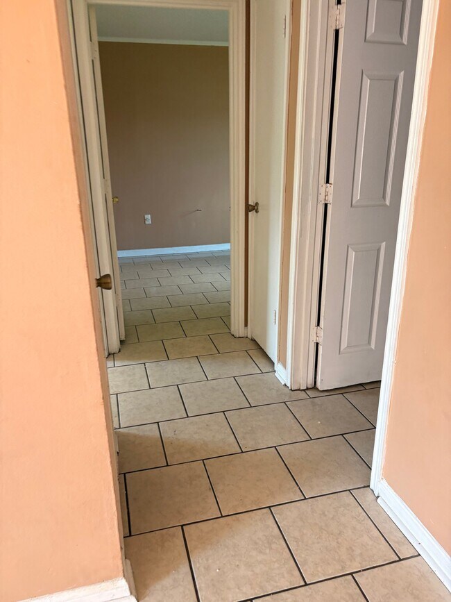 Building Photo - 1510 La Annie Dr