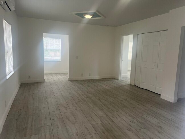 Foto del edificio - 407 S Lakeside Dr