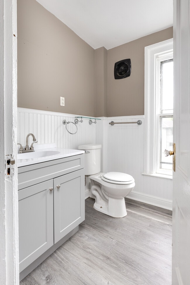 Foto del edificio - 355 W Clinton St