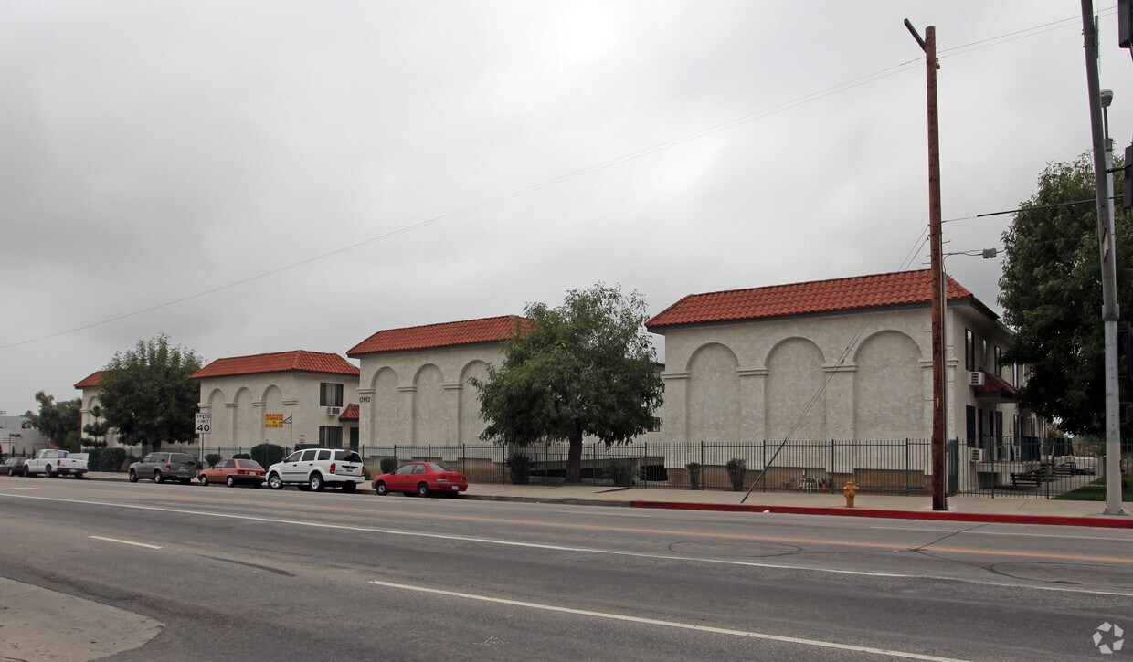 Foto principal - 12877-12887 San Fernando Rd