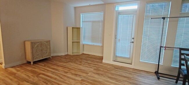Building Photo - 5649 Kings Rd