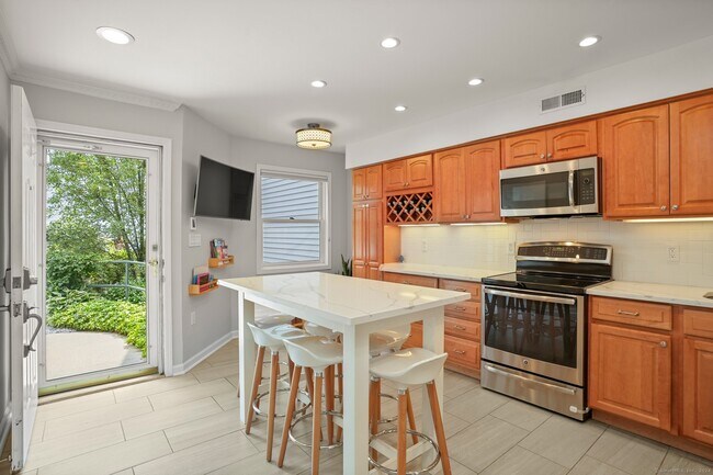 Foto del edificio - 351 Pemberwick Rd