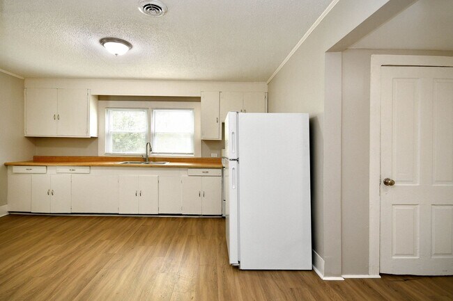 Foto del edificio - Schedule your tour today!  Price Change