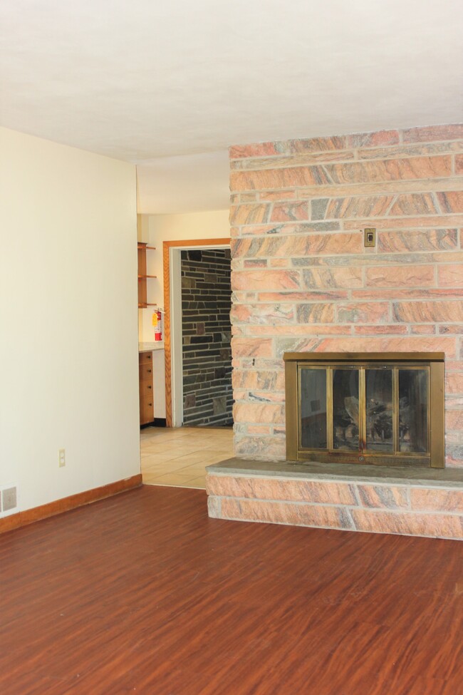 Living room - 1004 Golfview Ave