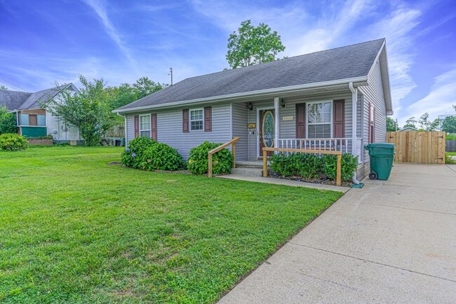 Building Photo - 3 bed 1 bath with huge backyard