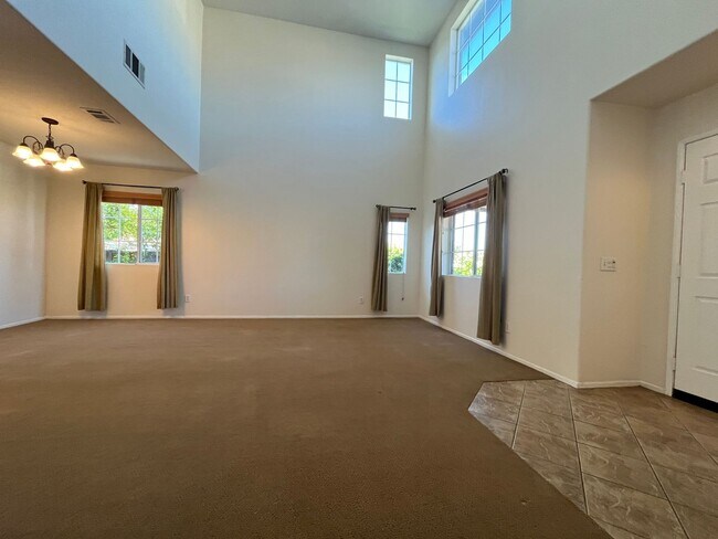 Foto del edificio - Spacious 2-Story 5-Bedroom Home in Redlands!