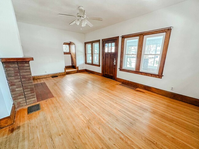 Foto del edificio - Move In Ready Gem on Lowe Rd. - West End