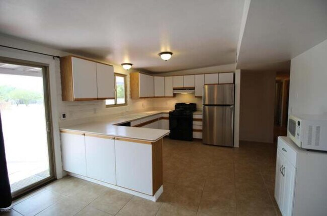 Building Photo - 1321 W Newton Dr