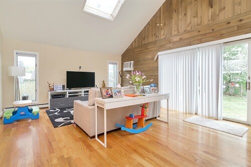Building Photo - 5 Moller St