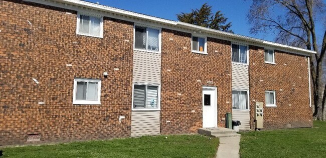 Apartment Building - 305 Wentworth Dr