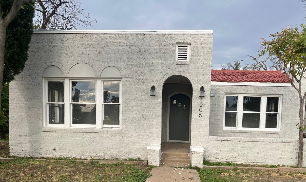 Front exterior - 1005 S Abe St