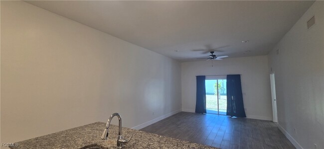 Building Photo - 910 SW 7th Ct